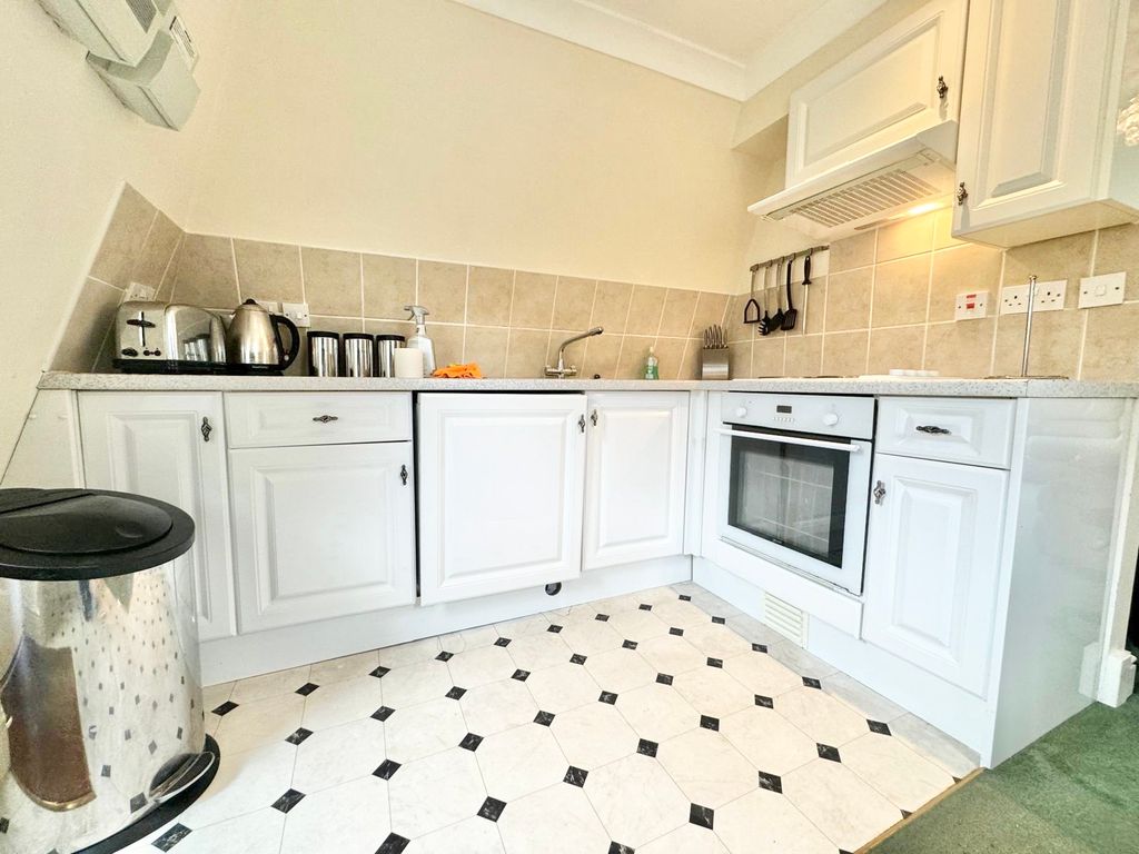 Property photo 2 of 7 Kitchen