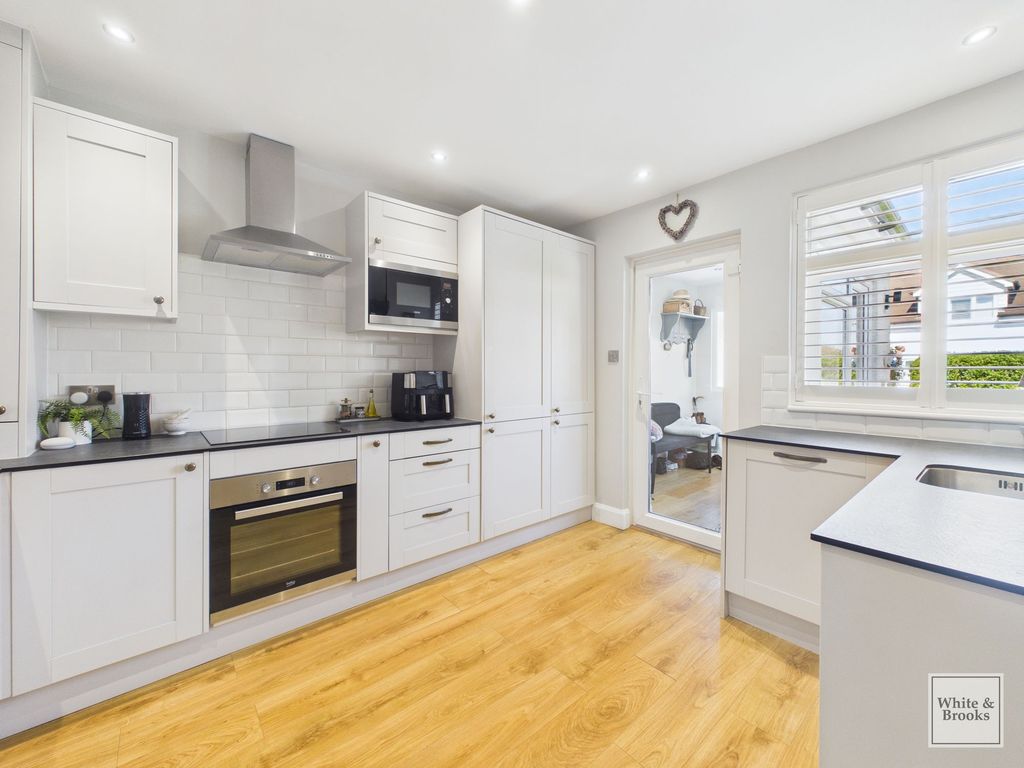 Property photo 3 of 25 Kitchen