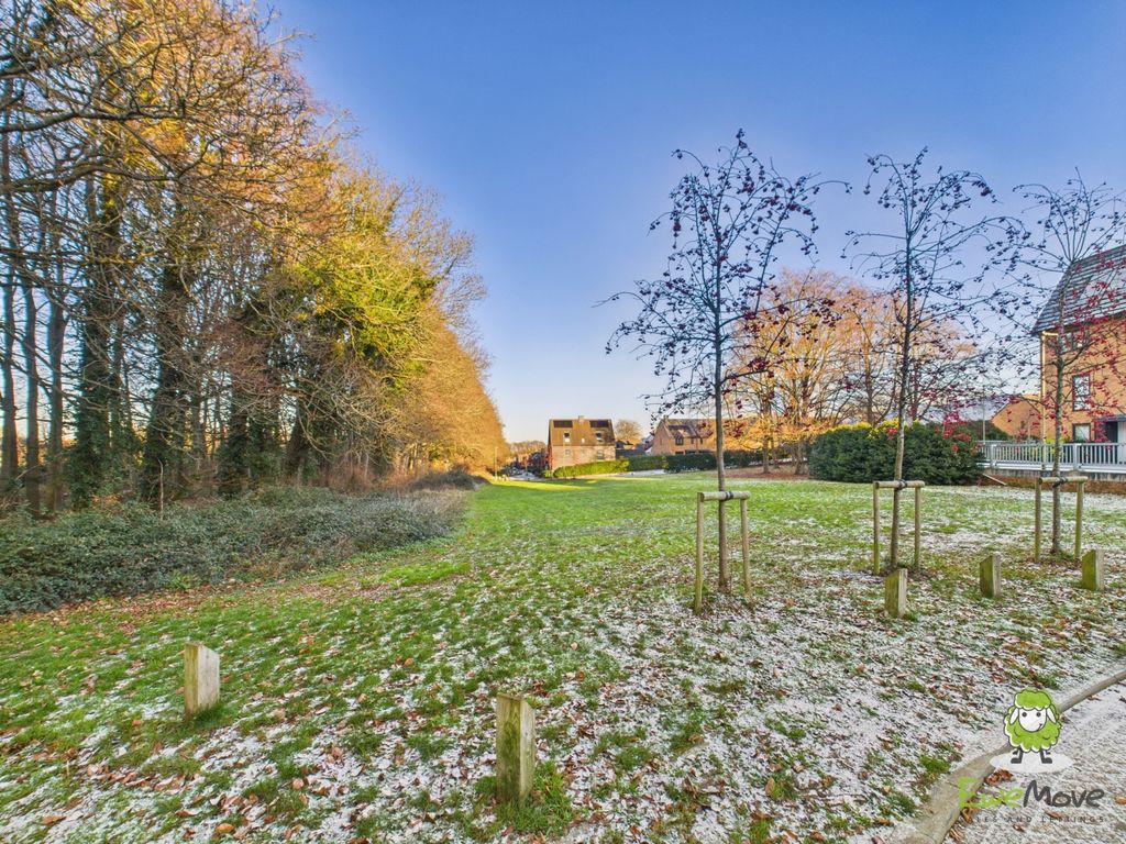 Property photo 2 of 28 Ewemove Estate Agents Basingstoke - Fairway Road