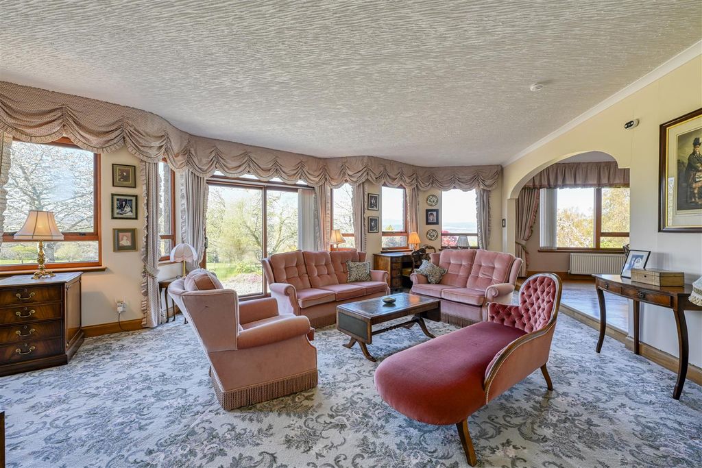 Property photo 3 of 30 Lounge