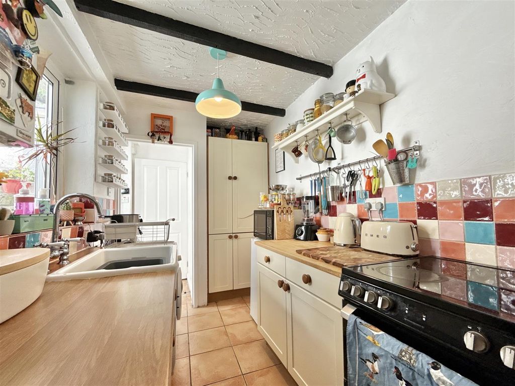 Property photo 3 of 25 Kitchen_.Jpg
