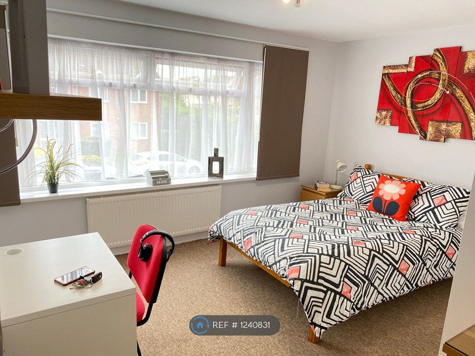 Property photo 1 of 11 Large Room With Desk £975