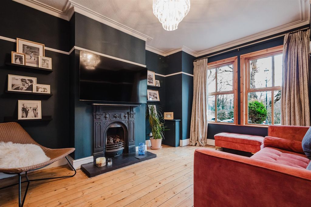 Property photo 2 of 32 Lounge