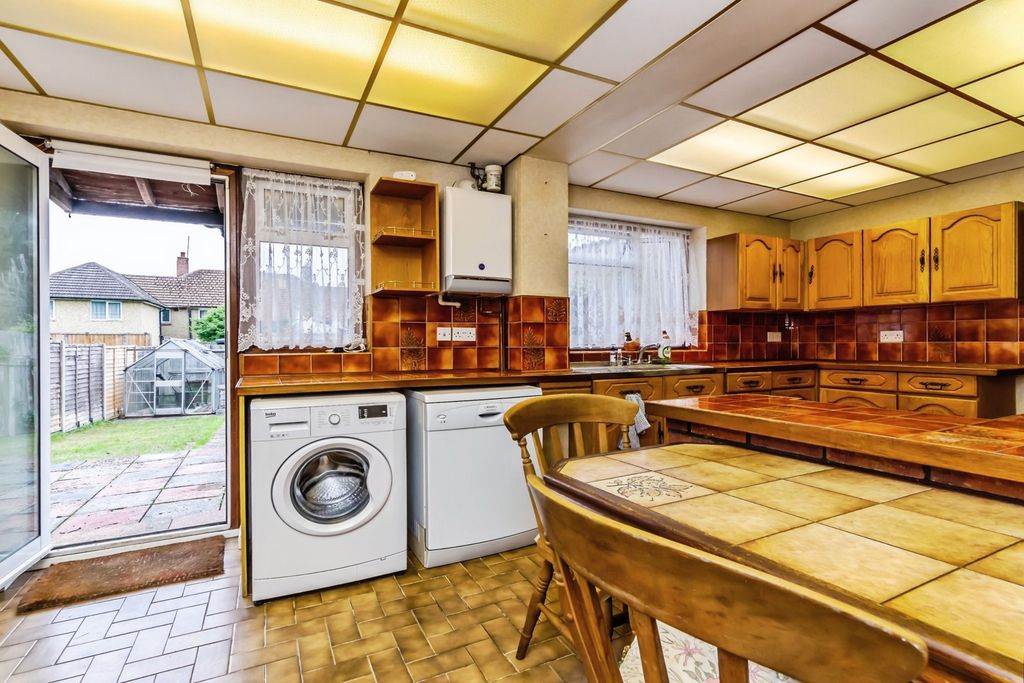 Property photo 3 of 9 Kitchen