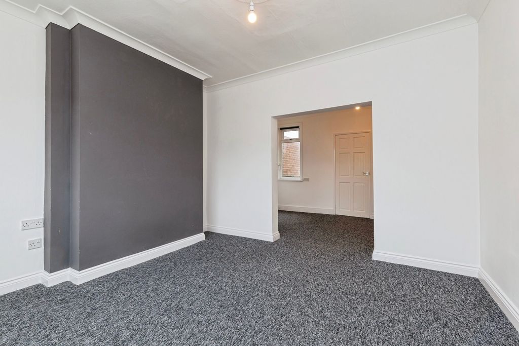 Property photo 3 of 17 Photo