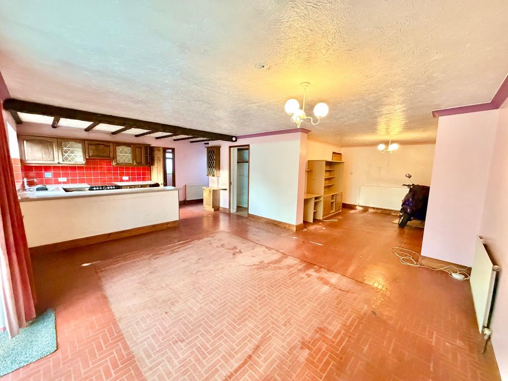 Property photo 3 of 15 0F107E43-F8E3-4c5c-88ee-A77Ced623E7E