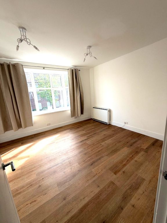 Property photo 1 of 10 Monkville Parade, Finchley Road, London, Nw11