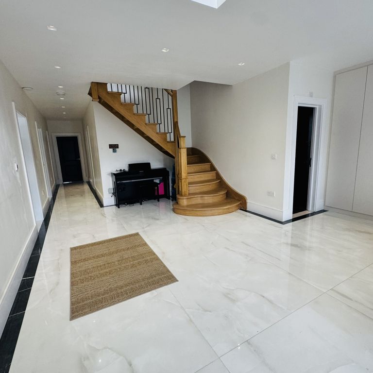Property photo 2 of 29 Hall Way