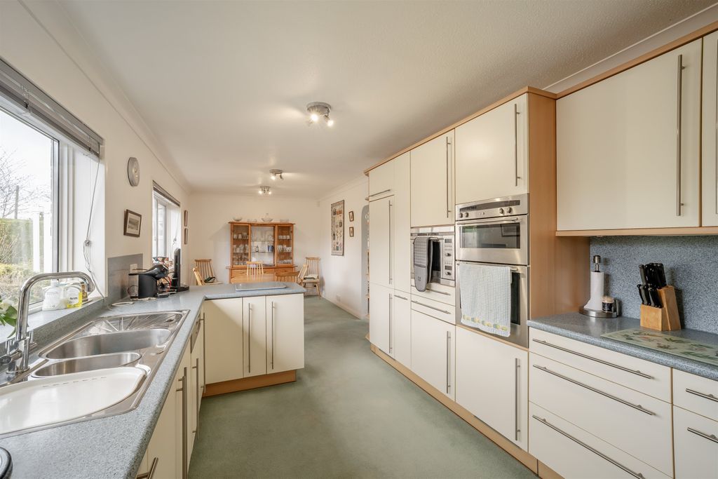 Property photo 2 of 33