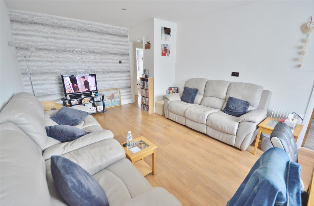 Property photo 2 of 15 Lounge