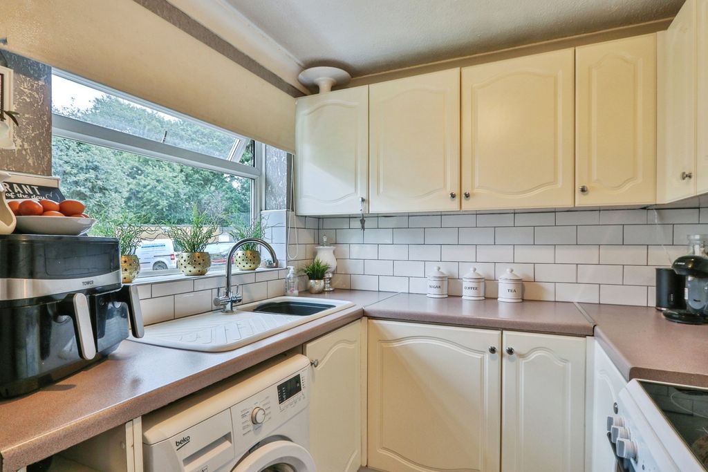 Property photo 3 of 17 Kitchen