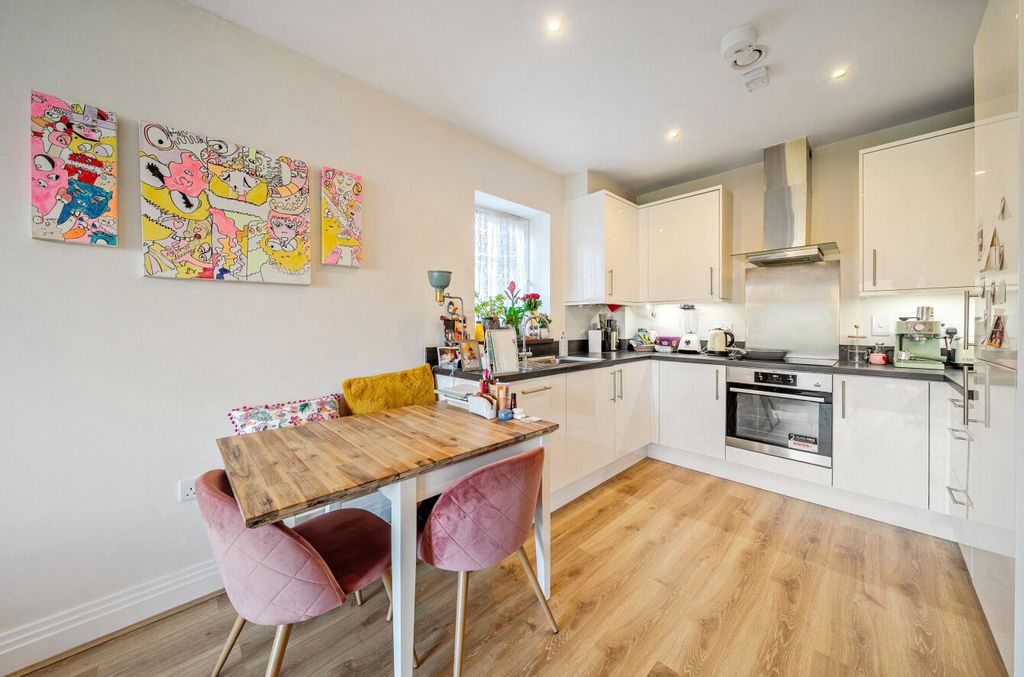 Property photo 2 of 8 1356832-12-690095...