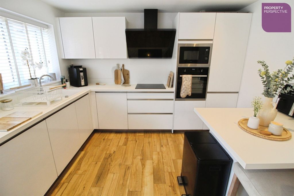 Property photo 3 of 12 Dining Kitchen