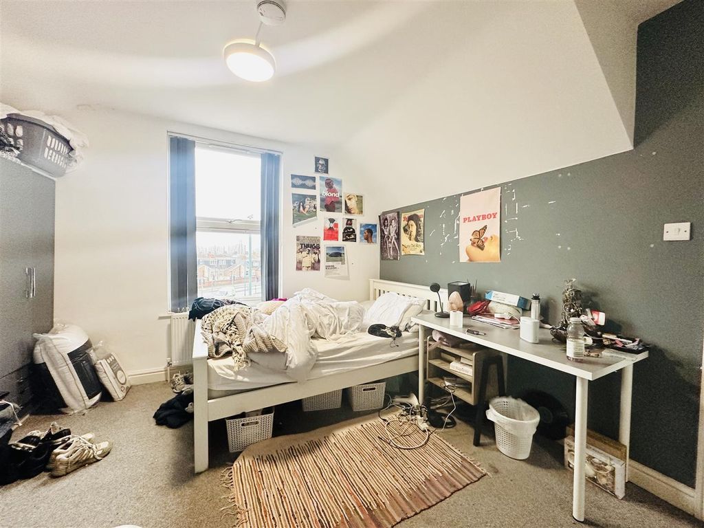 Property photo 3 of 8 Bedroom