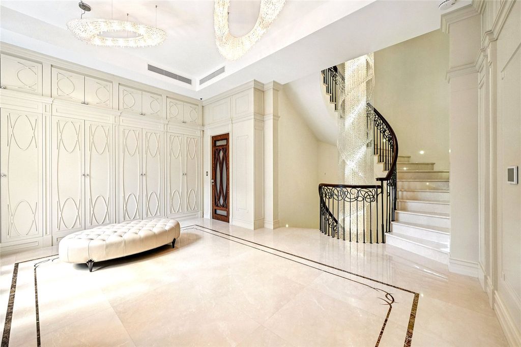 Property photo 3 of 26 Entrance Hall