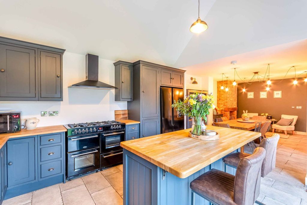 Property photo 2 of 32