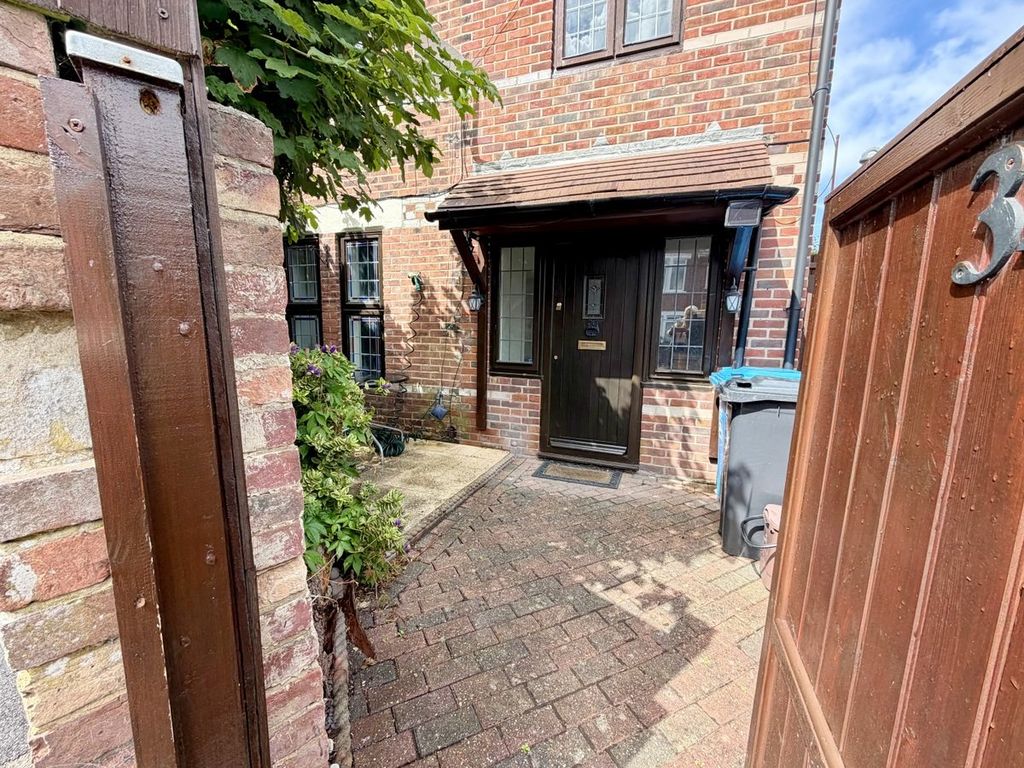 Property photo 2 of 20