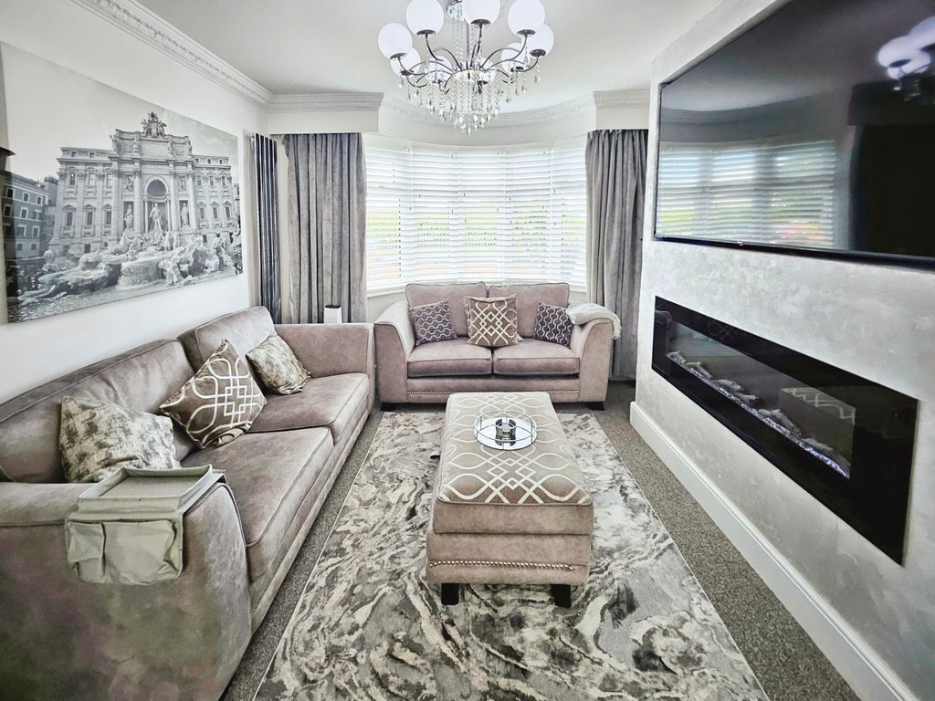 Property photo 3 of 18 Lounge