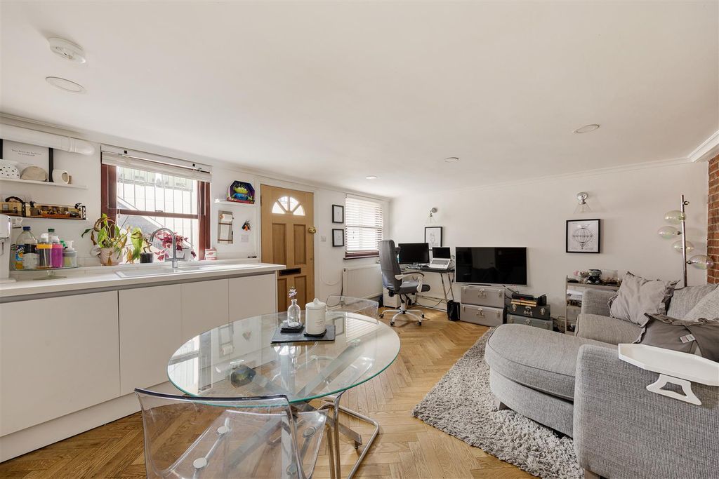 Property photo 2 of 19 Dames Road, E7