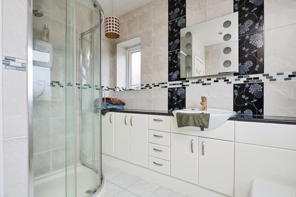 Property photo 3 of 17 Shower Room