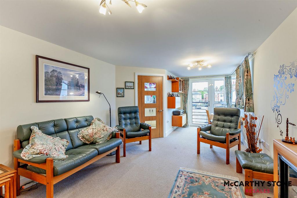 Property photo 3 of 9 8623083-Interior02-800.Jpg