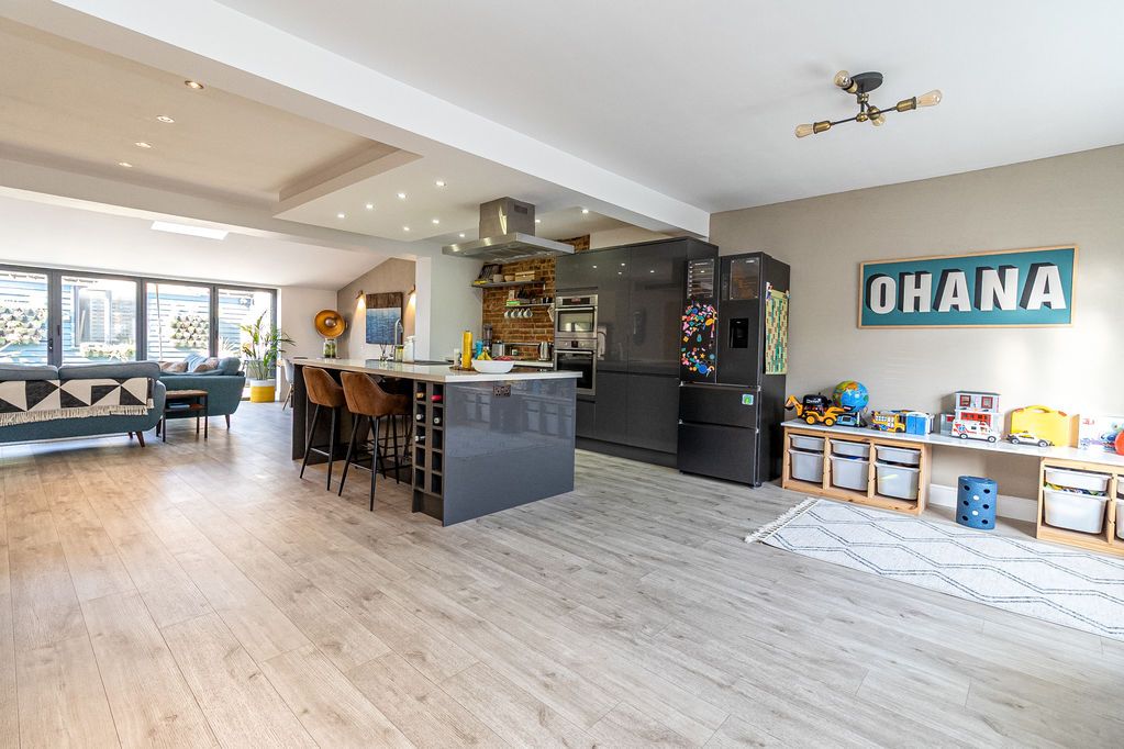 Property photo 2 of 31 .