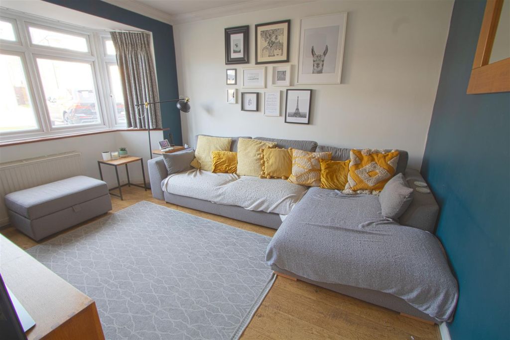 Property photo 2 of 16 Lounge