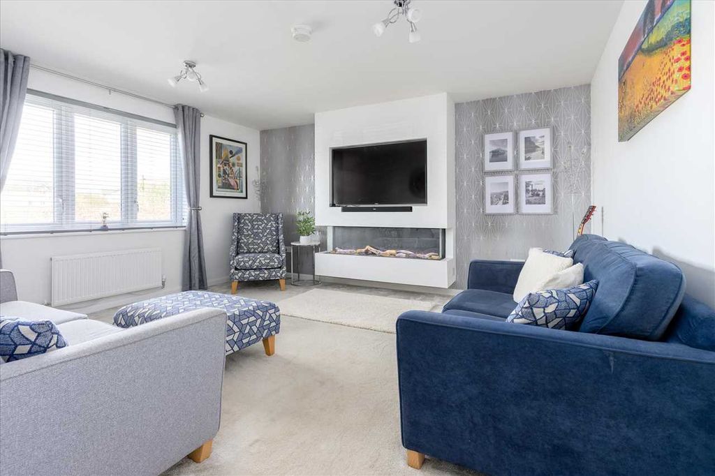 Property photo 2 of 21 Lounge