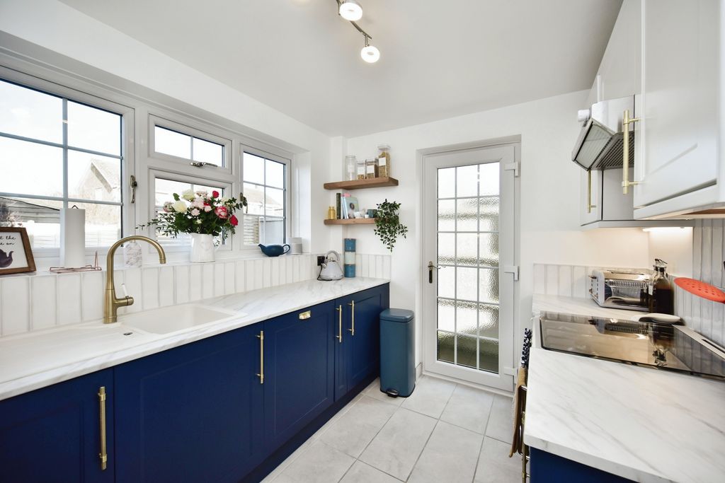 Property photo 3 of 21 Modern Kitchen