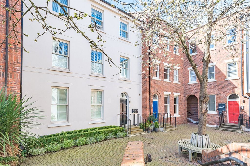 Property photo 3 of 12 Courtyard