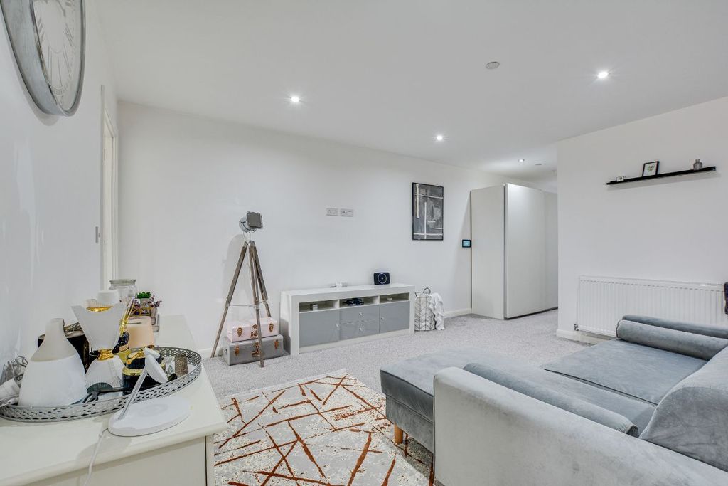 Property photo 3 of 27