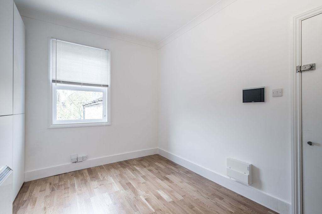 Property photo 3 of 18 Living_Room