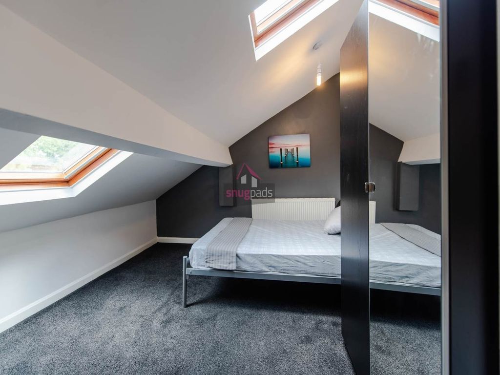 Property photo 2 of 8 Bright, Stylish Attic Double Bedroom With Sloped c...