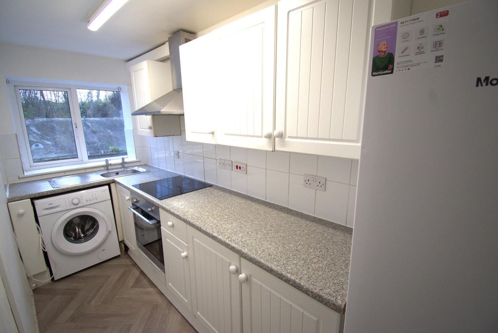 Property photo 3 of 6 Kitchen