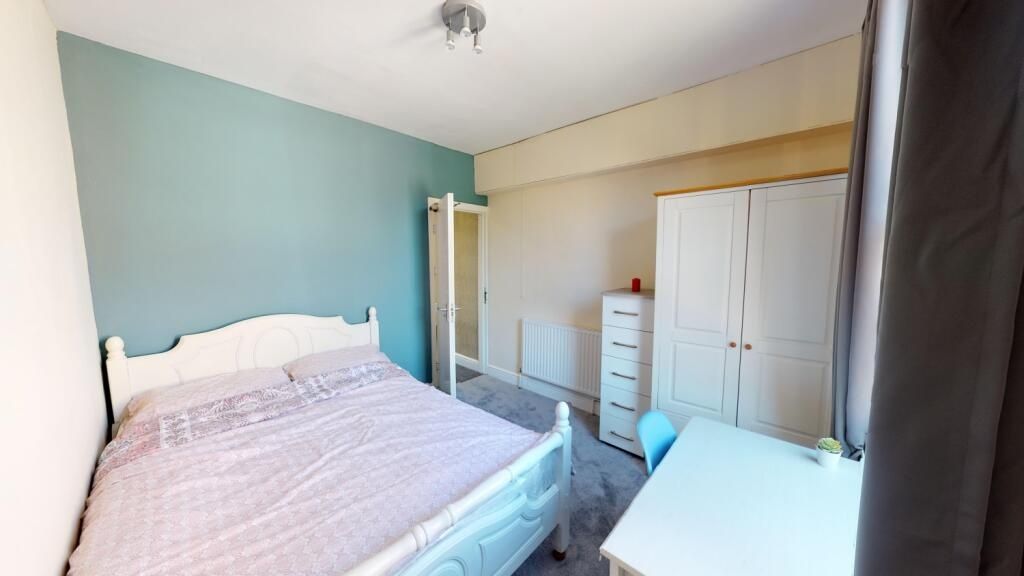 Property photo 3 of 6 Bright And Tidy Double Bedroom Featuring A Comfort...