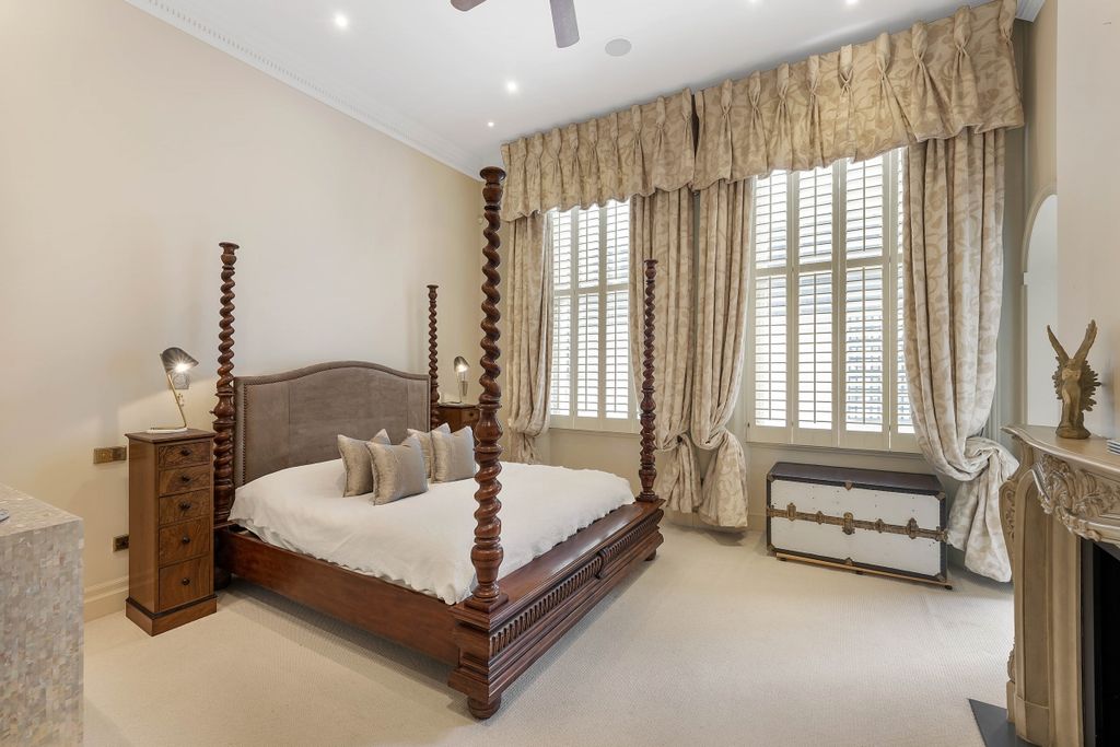 Property photo 2 of 11 Cadogan Square