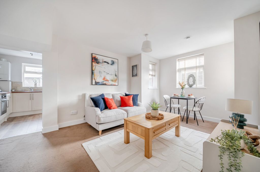 Property photo 2 of 14 1387571-13-6932d7...