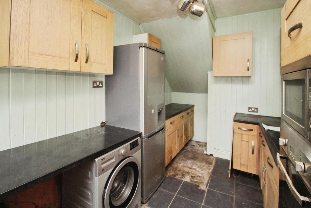 Property photo 2 of 12 Kitchen