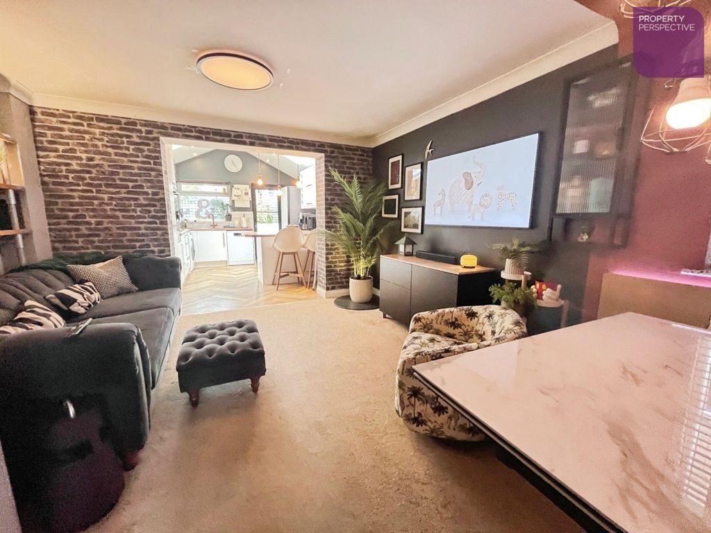 Property photo 2 of 16 Lounge