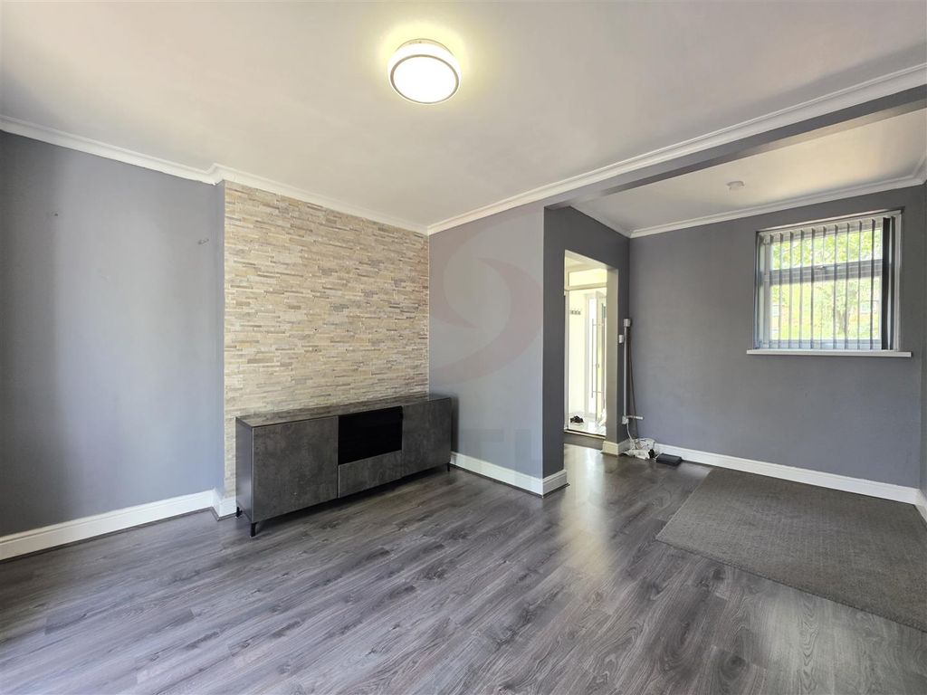 Property photo 3 of 14 Lounge