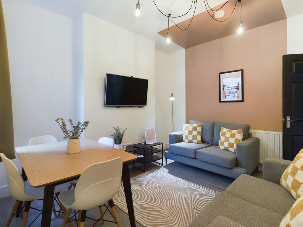 Property photo 2 of 12 A Stylish And Inviting Large Modern Living Room, P...