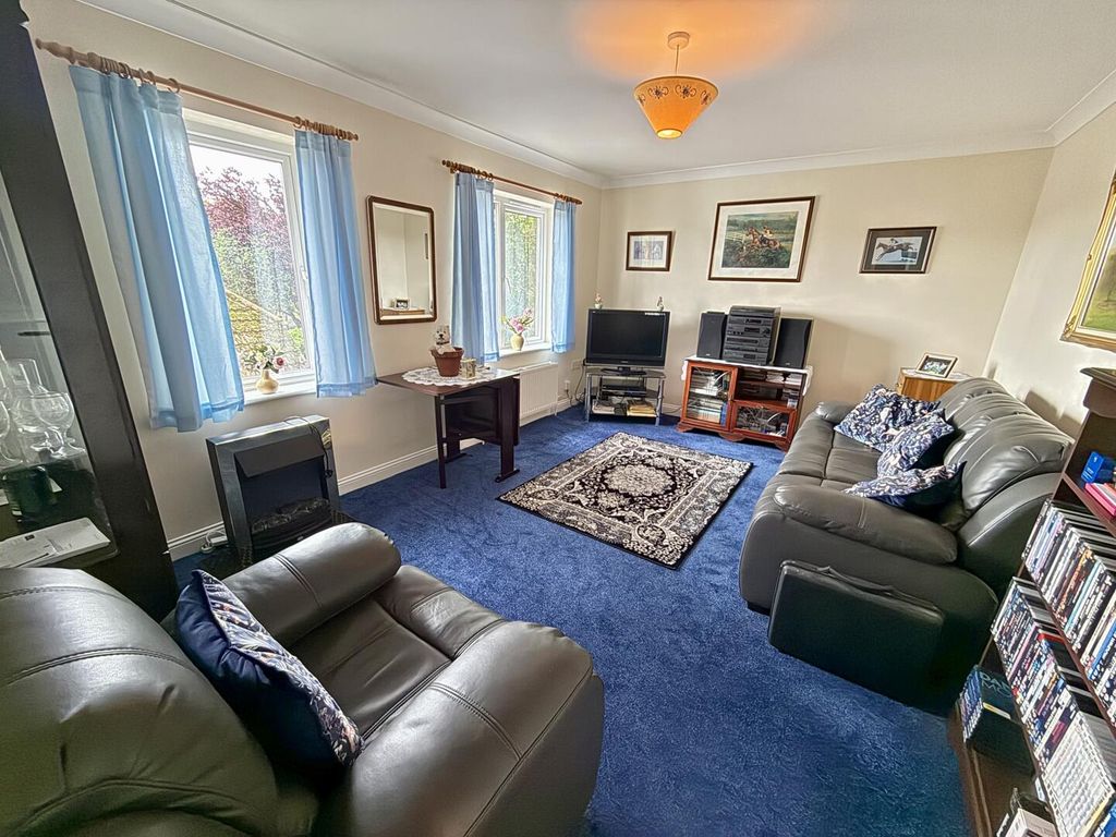 Property photo 3 of 8 Lounge/Dining Room