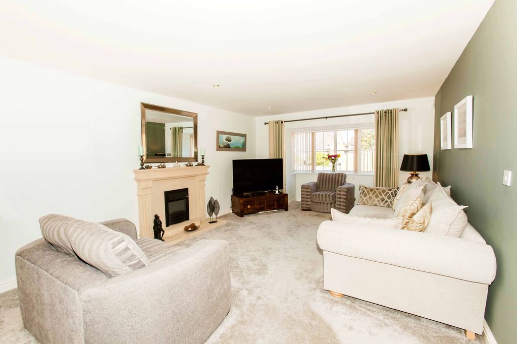 Property photo 2 of 39