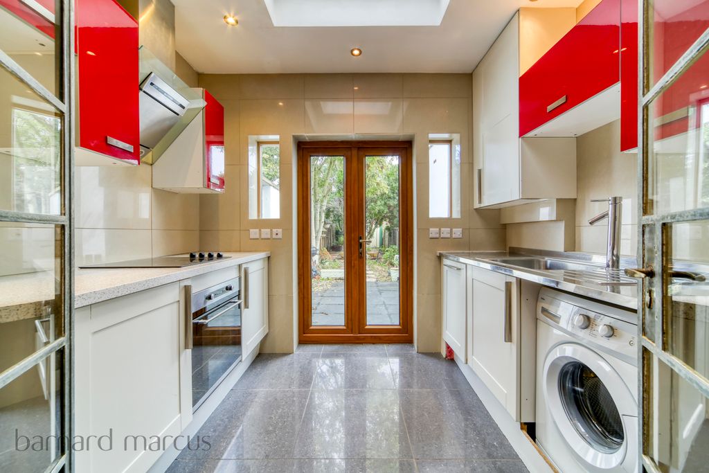 Property photo 2 of 11 Kitchen