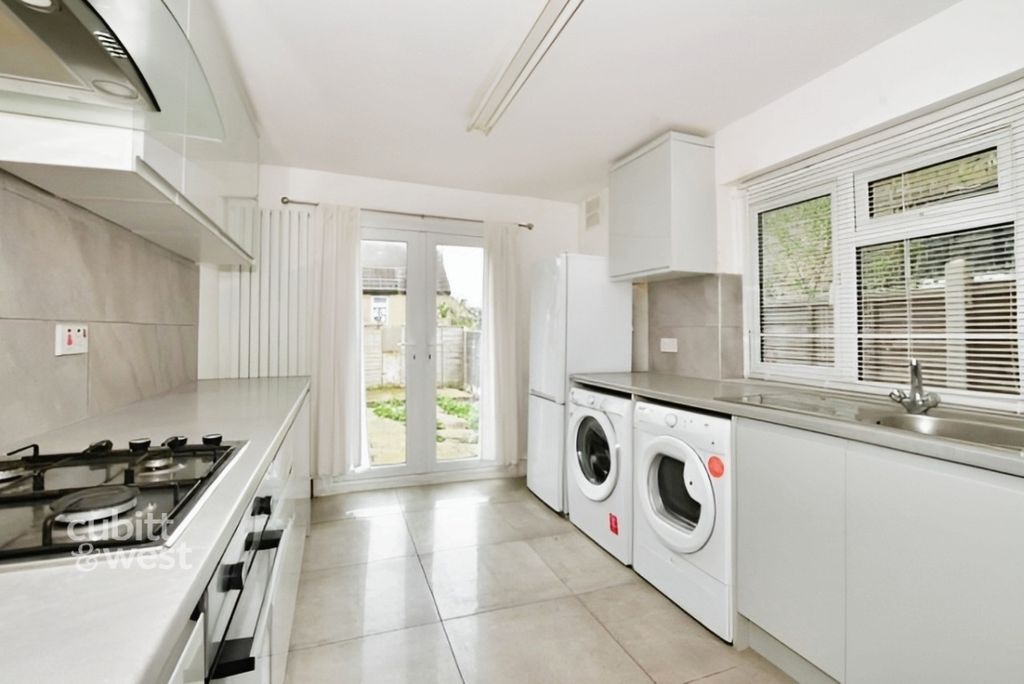 Property photo 3 of 8 48Cf8063-2160_217...
