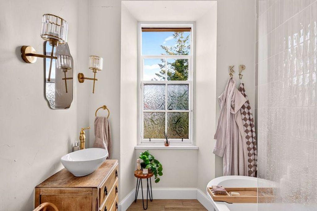 Property photo 3 of 37 Bathroom