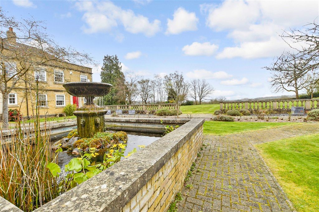 Property photo 2 of 14 Communal Gardens