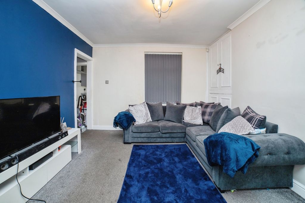 Property photo 2 of 17 Lounge