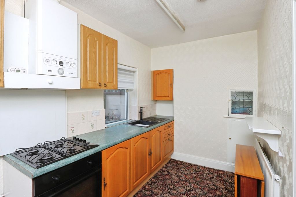 Property photo 3 of 10 Kitchen