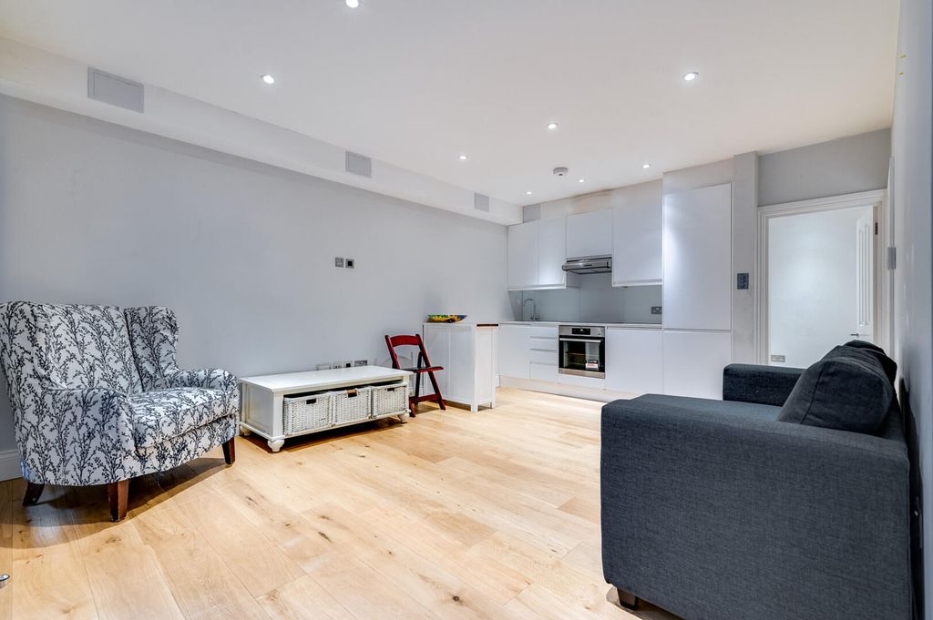 Property photo 2 of 15 74Pga - Flat A, 74 Philbaech Gardens, Sw5-4.Jpg